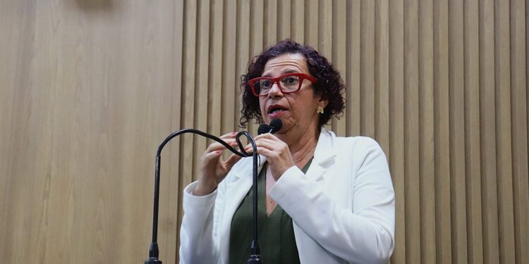 Vereadora Sonia Meire denuncia falta de pagamentos a profissionais da educação municipal