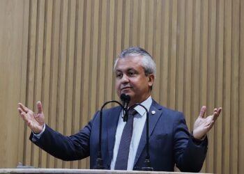 “Anunciar que economizou R$ 30 milhões às custas disso é?”, questiona Elber sobre coleta de lixo na capital