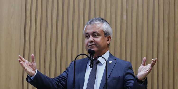 “Anunciar que economizou R$ 30 milhões às custas disso é?”, questiona Elber sobre coleta de lixo na capital