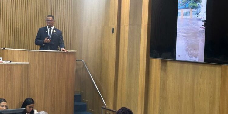 “Precisamos, com urgência, de um planejamento e de investimentos para que Aracaju saia desse sufoco”, ressalta Byron sobre os alagamentos