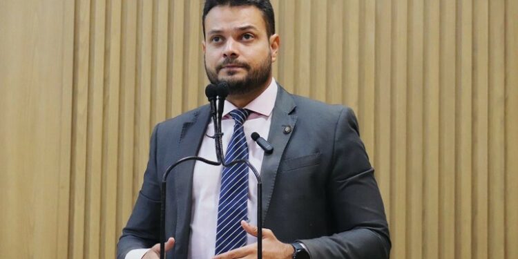 Anderson de Tuca denuncia falhas da Iguá Saneamento e propõe audiência pública