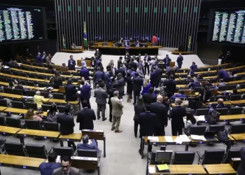 Projeto que aumenta número de deputados para 531 tem urgência aprovada