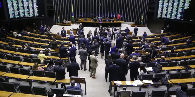 Projeto que aumenta número de deputados para 531 tem urgência aprovada