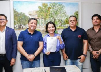 Prefeita Emília Corrêa assina decreto que viabiliza realização do Pré-Caju 2025 na Orla da Atalaia