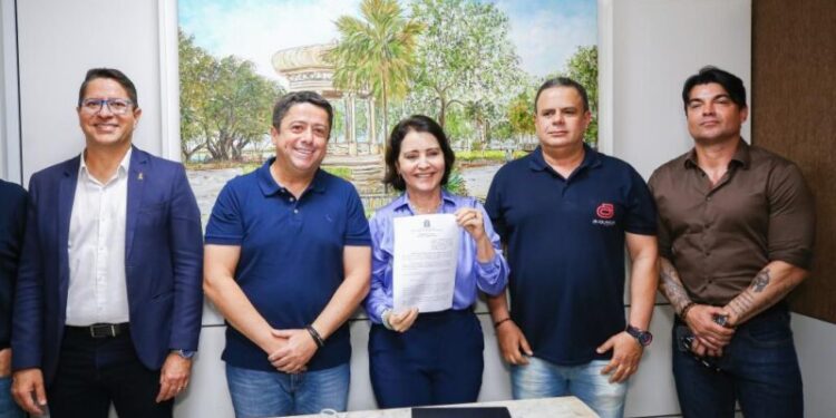 Prefeita Emília Corrêa assina decreto que viabiliza realização do Pré-Caju 2025 na Orla da Atalaia