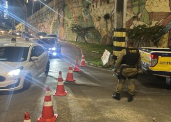 SMTT de Aracaju informa interdição lateral na parte inferior do Viaduto da Francisco Porto por risco estrutural