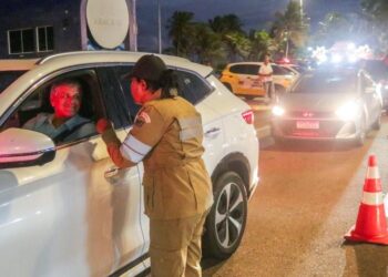 SMTT inicia campanha do Maio Amarelo com blitz educativa na Orla da Atalaia