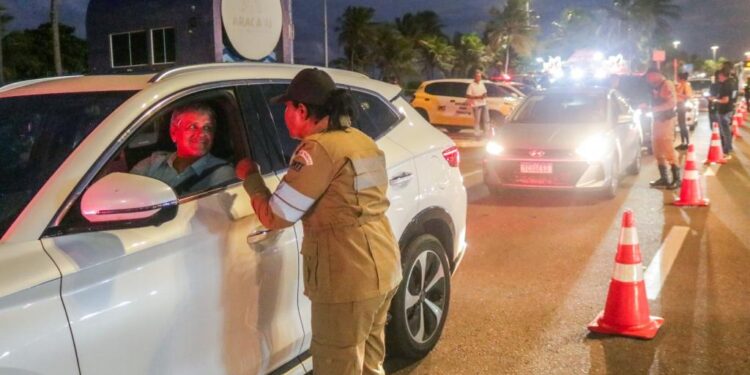 SMTT inicia campanha do Maio Amarelo com blitz educativa na Orla da Atalaia