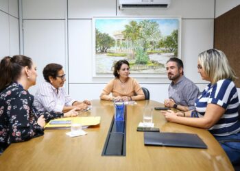 Prefeita Emília Corrêa discute emendas impositivas para a saúde em reunião com superintendente do Hospital Universitário