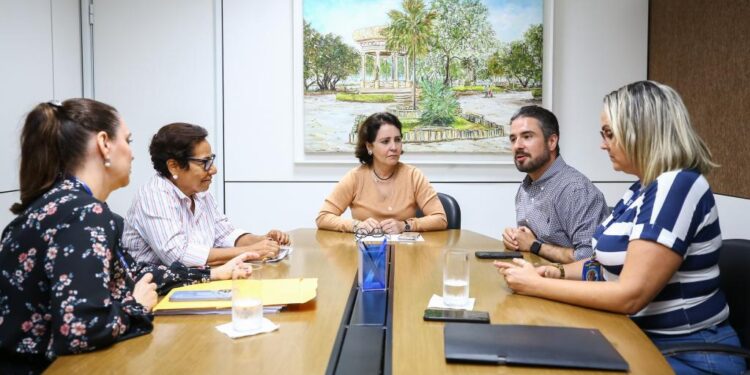 Prefeita Emília Corrêa discute emendas impositivas para a saúde em reunião com superintendente do Hospital Universitário