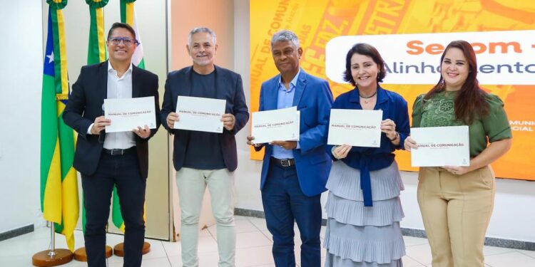 Com foco na unidade, Emília Corrêa alinha comunicação e entrega manual inédito à equipe