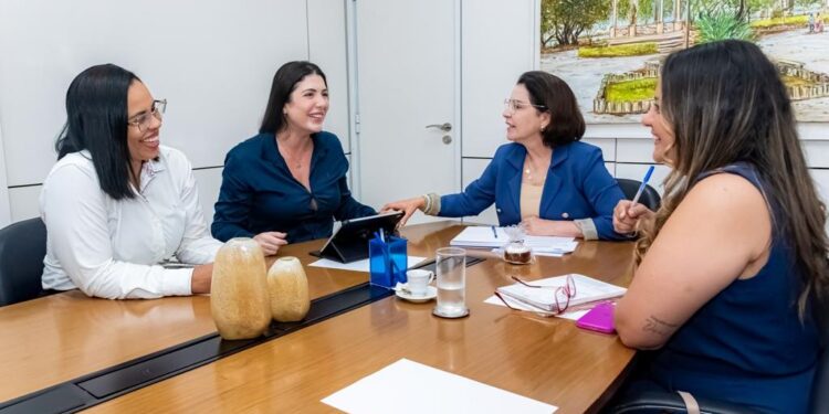 Prefeita Emília Corrêa recebe fundadoras do Unidas Movimento Feminino e ressalta compromisso com direitos das mulheres na municipalidade