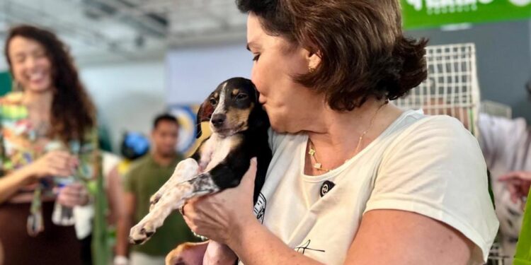 Prefeita Emília Corrêa participa da 3° edição da Campanha de Adoção de Animais