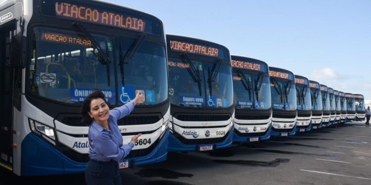 Prefeita Emília entrega mais 19 ônibus com ar-condicionado e eleva frota climatizada para 34 veículos em Aracaju