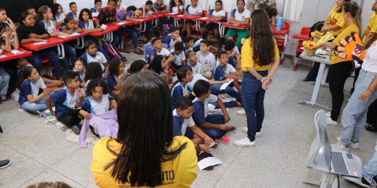 Prefeitura promove palestra contra abuso sexual de crianças e adolescente para alunos de escola municipal