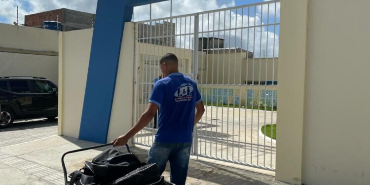 Educação de Aracaju realiza entrega de kits escolares em várias unidades de ensino