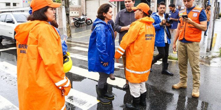 Prefeita Emília Corrêa acompanha ações do Comitê Operacional para reduzir impactos das chuvas