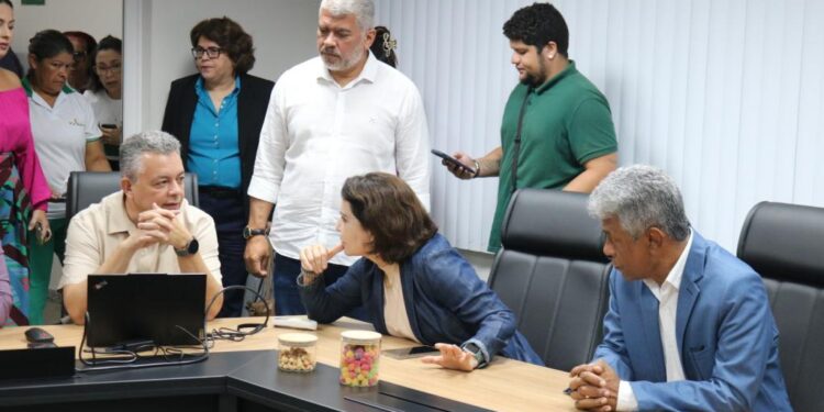Gabinete Itinerante: Prefeita Emília despacha na SMTT e acompanha em tempo real os impactos da chuva na capital
