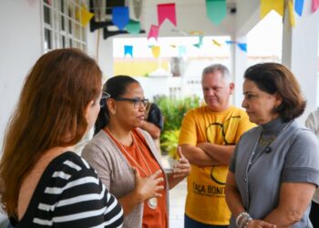 Prefeita Emília Corrêa visita abrigos municipais e entrega kits doados pela Receita Federal