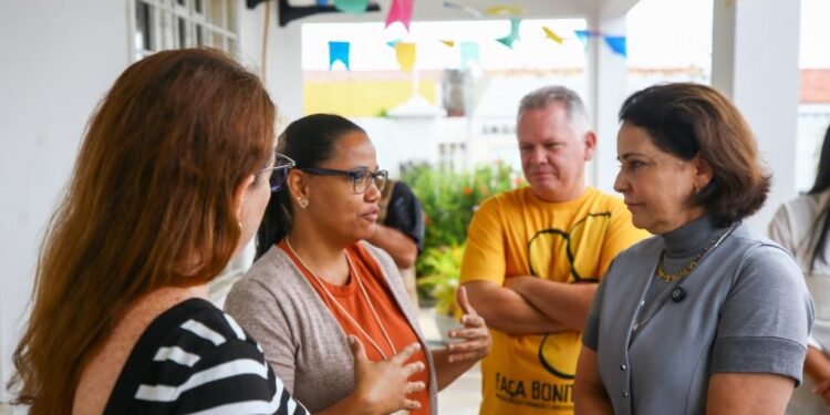 Prefeita Emília Corrêa visita abrigos municipais e entrega kits doados pela Receita Federal