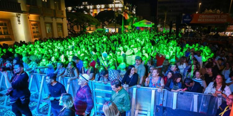 Primeira noite do Forró Caju 2025 celebra tradição e arrasta multidão na Fausto Cardoso