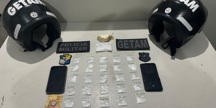 PM prende dupla por suspeita de tráfico de drogas no Bairro Ponto Novo