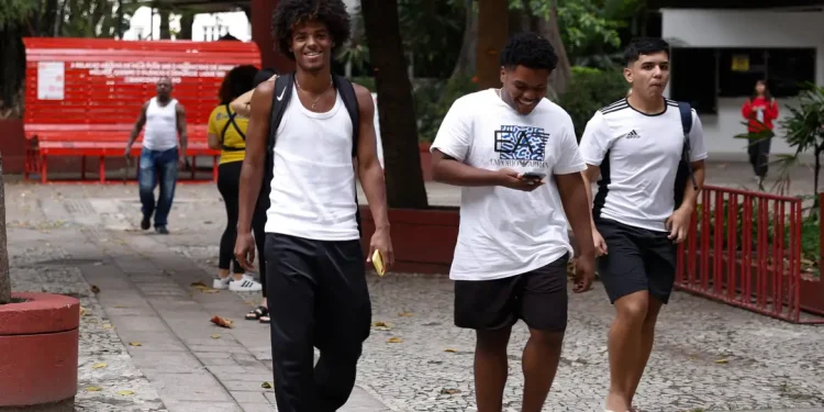 Enem 2025: prazo para pedir isenção da taxa acaba nesta sexta