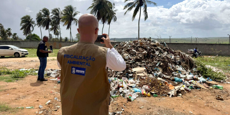 Adema identifica descarte irregular de resíduos e extração ilegal de areia em Japoatã