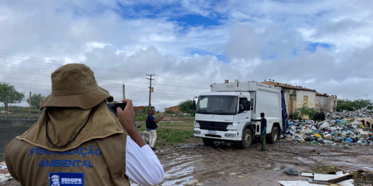 Adema flagra descarte irregular de lixo em Poço Verde