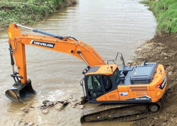 DER/SE realiza o desassoreamento do Rio Capivara em Porto da Folha