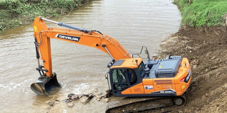 DER/SE realiza o desassoreamento do Rio Capivara em Porto da Folha