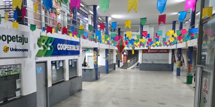Terminais rodoviários Luiz Garcia e José Rollemberg Leite recebem decoração junina
