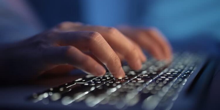 Polícia Civil alerta sobre golpes virtuais em época de compras de presentes para o Dia das Mães