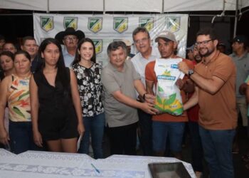 Yandra Moura participa da entrega equipamentos agrícolas, veículos e sementes de milho em Graccho Cardoso