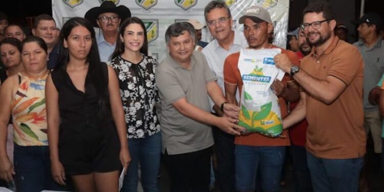 Yandra Moura participa da entrega equipamentos agrícolas, veículos e sementes de milho em Graccho Cardoso