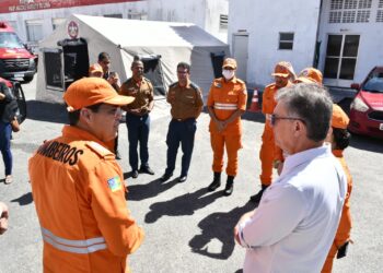 Senador Laércio entrega primeira viatura de comando móvel ao Corpo de Bombeiros de Sergipe