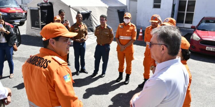 Senador Laércio entrega primeira viatura de comando móvel ao Corpo de Bombeiros de Sergipe