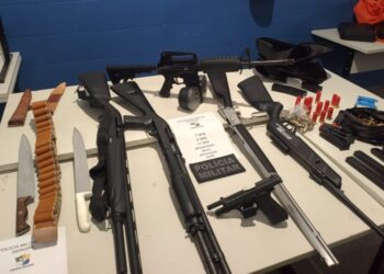 Polícia Militar apreende armas de grosso calibre durante buscas por suspeitos de homicídio no município de Umbaúba
