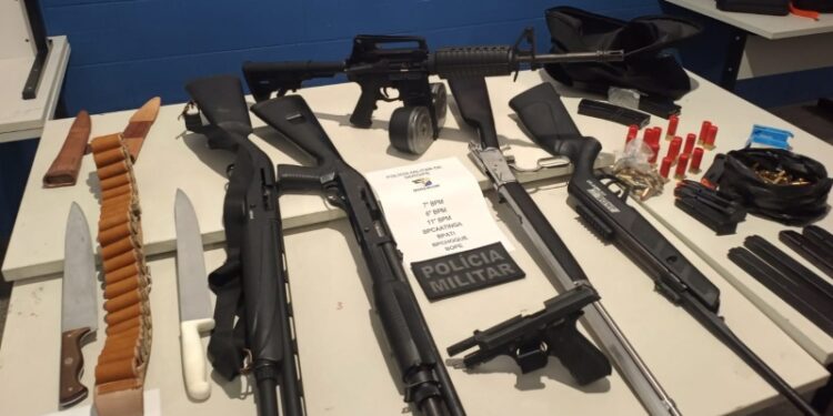 Polícia Militar apreende armas de grosso calibre durante buscas por suspeitos de homicídio no município de Umbaúba