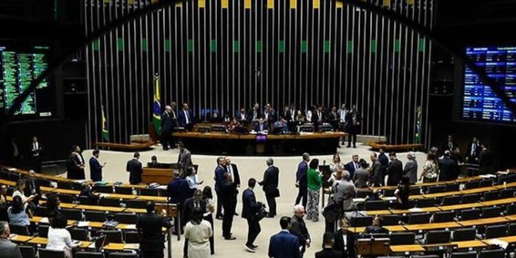 Congresso pode ter sessão conjunta na terça e instalar CPMI do INSS