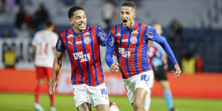 Bahia aproveita jogador a mais e passa fácil pelo Bragantino