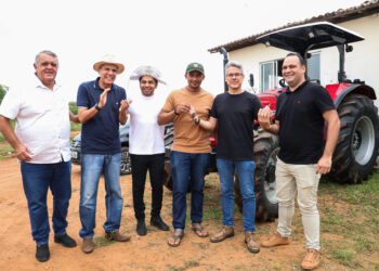 Senador Alessandro entrega seis tratores agrícolas para fortalecer agricultura familiar em Sergipe