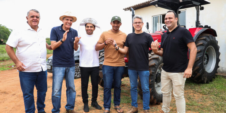 Senador Alessandro entrega seis tratores agrícolas para fortalecer agricultura familiar em Sergipe
