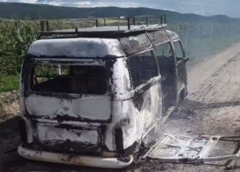 Veículo de transporte escolar pega fogo em Poço Verde
