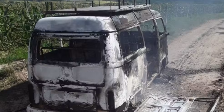 Veículo de transporte escolar pega fogo em Poço Verde