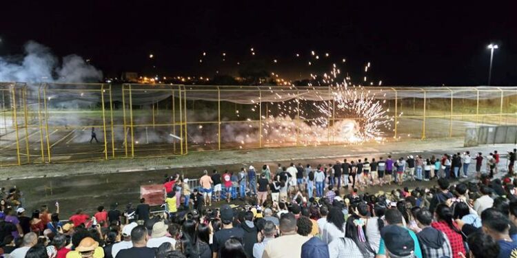 Noite de concurso de espadas e buscapés agita o São João em Estância