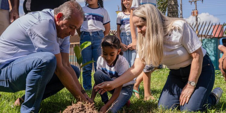 No dia do Meio Ambiente, prefeita em exercício Suely Menezes participa do plantio de árvores em Lagarto