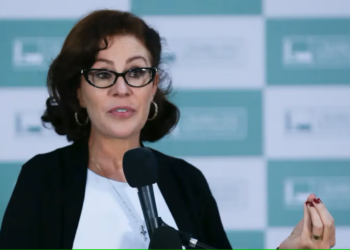 PGR pede prisão de Carla Zambelli após a deputada deixar o país