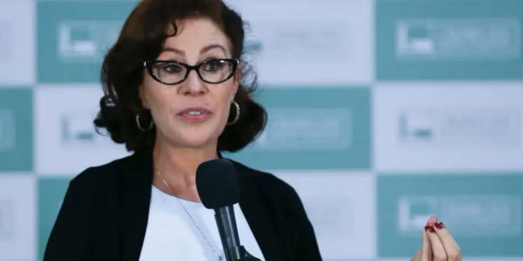 PGR pede prisão de Carla Zambelli após a deputada deixar o país