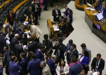 Congresso aprova usar emendas para salários de profissionais da saúde